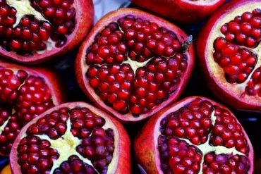 Pomegranate Benefits - Nutrition, Juice, and How to Eat Them